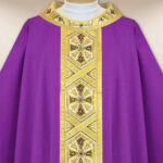 Casulla bordada morada con cruces