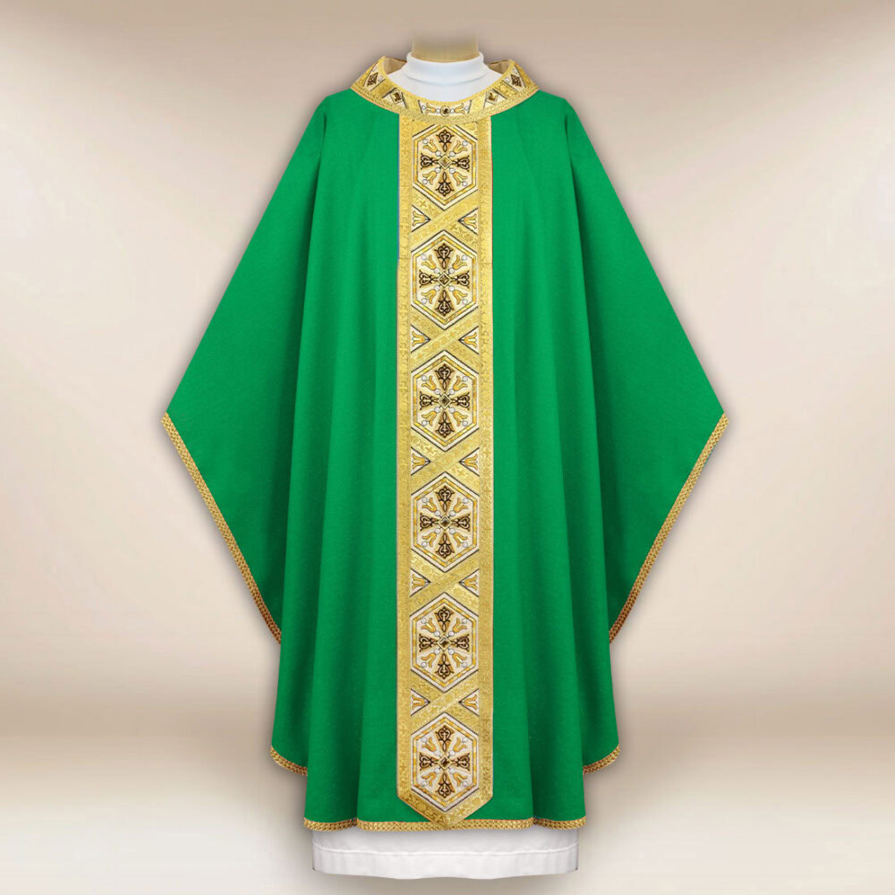 Casulla bordada verde con cruces
