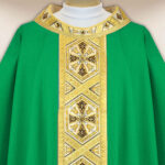 Casulla bordada verde con cruces