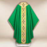Casulla bordada verde con cruces