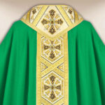 Casulla bordada verde con cruces