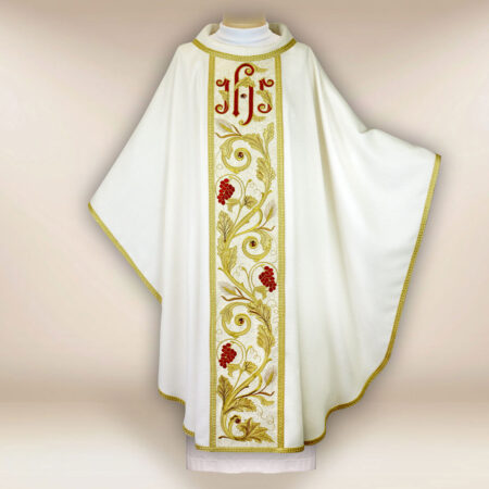 Casulla bordada con IHS