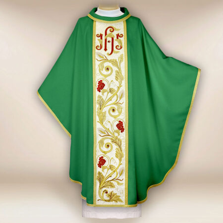 Casulla bordada con IHS