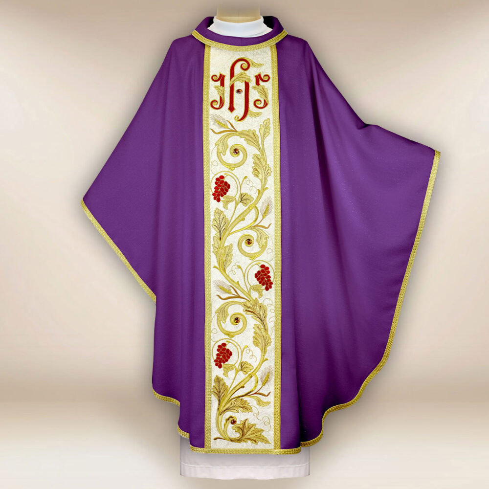 Casulla bordada con IHS