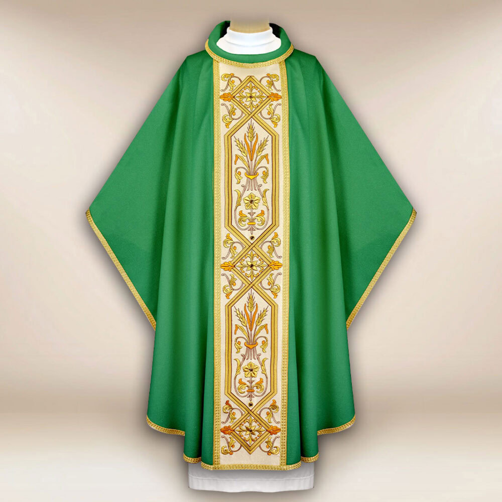 Casulla bordada verde con pas
