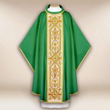 Casulla bordada verde con pas