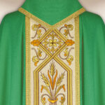 Casulla bordada verde con pas