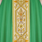 Casulla bordada verde con pas