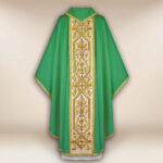 Casulla bordada verde con pas