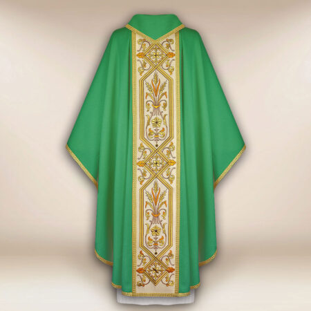 Casulla bordada verde con pas