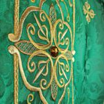 Casulla bordada verde con IHS