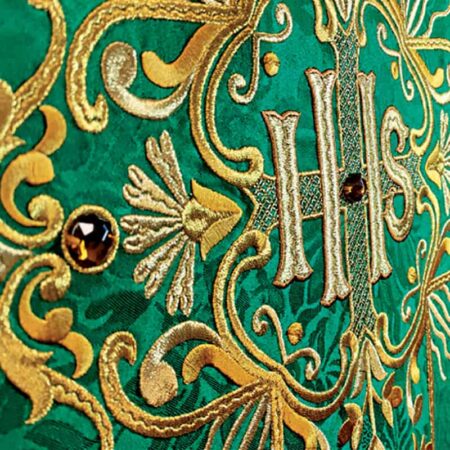 Casulla bordada verde con IHS
