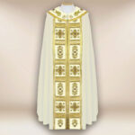 Capa pluvial ecru con cruces