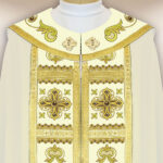 Capa pluvial ecru con cruces