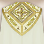 Capa pluvial ecru con cruces