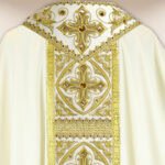 Casulla bordada ecru con cruces