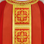 Casulla litúrgica roja ricamente bordada