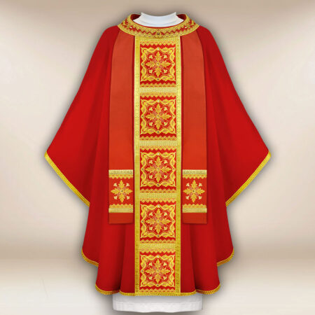 Casulla litúrgica roja ricamente bordada