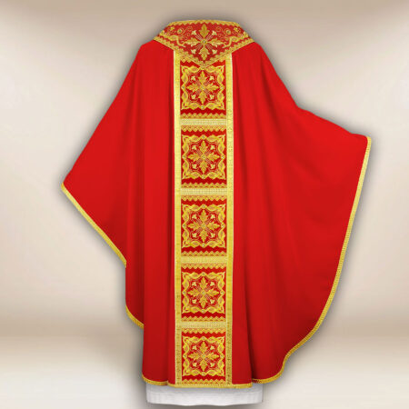 Casulla litúrgica roja ricamente bordada