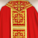 Casulla litúrgica roja ricamente bordada