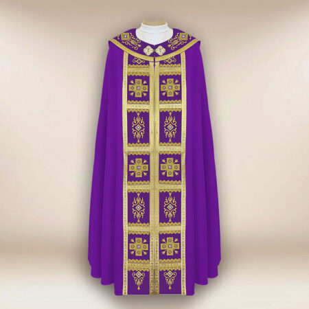 Capa pluvial morada bordada con cruces