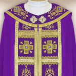 Capa pluvial morada bordada con cruces