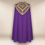 Capa pluvial morada bordada con cruces