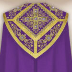 Capa pluvial morada bordada con cruces