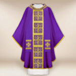 Casulla litúrgica morada con cruces