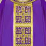 Casulla litúrgica morada con cruces