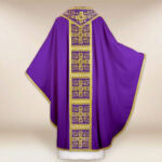 Casulla litúrgica morada con cruces