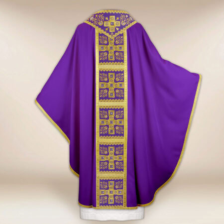 Casulla litúrgica morada con cruces