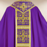Casulla litúrgica morada con cruces