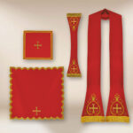 Casulla romana bordada con IHS roja