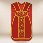 Casulla romana bordada con IHS roja