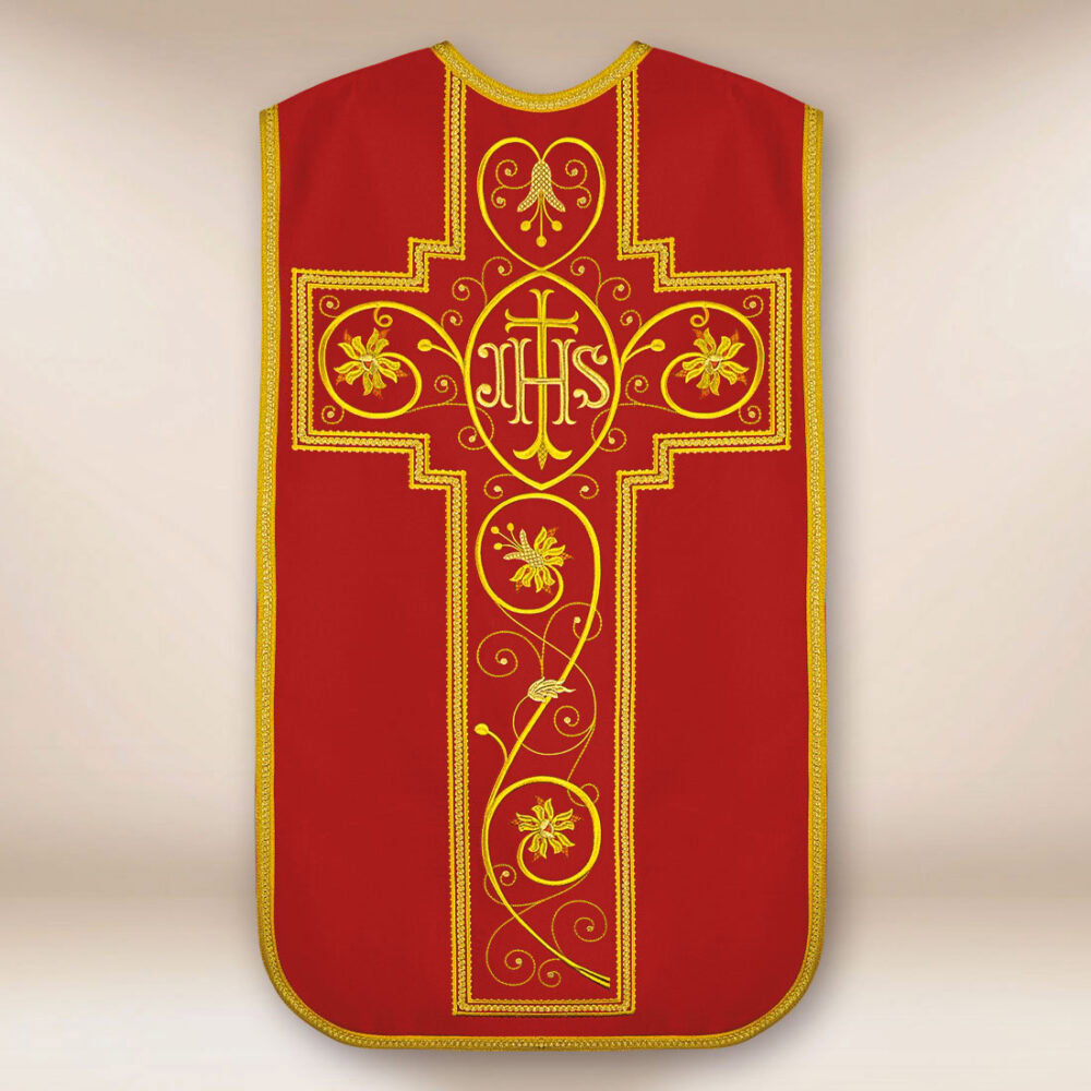 Casulla romana bordada con IHS roja