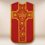 Casulla romana bordada con IHS roja