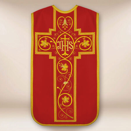 Casulla romana bordada con IHS roja