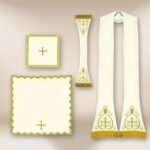 Casulla romana bordada con IHS ecru