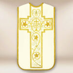 Casulla romana bordada con IHS ecru
