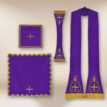 Casulla romana bordada con IHS morada