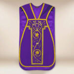 Casulla romana bordada con IHS morada
