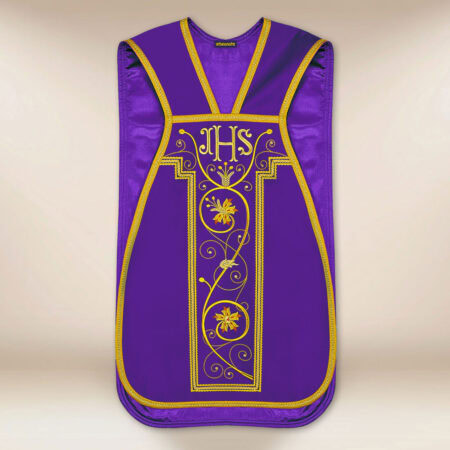 Casulla romana bordada con IHS morada