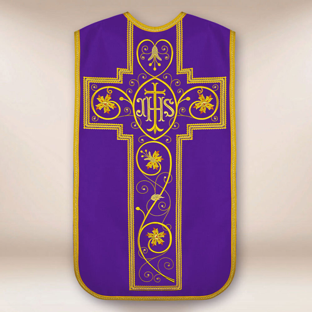 Casulla romana bordada con IHS morada