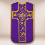 Casulla romana bordada con IHS morada