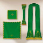 Casulla romana bordada con IHS verde