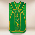 Casulla romana bordada con IHS verde