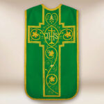Casulla romana bordada con IHS verde