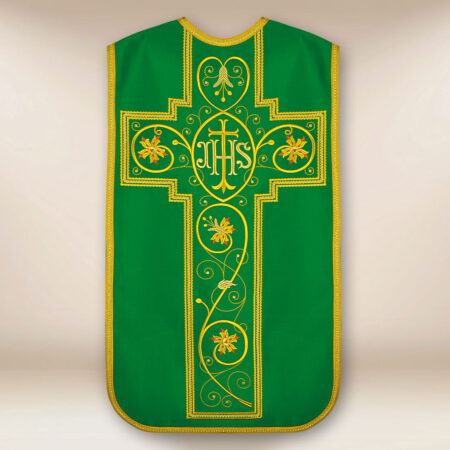 Casulla romana bordada con IHS verde