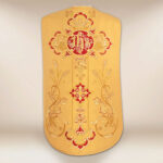 Casulla romana bordada con IHS dorado